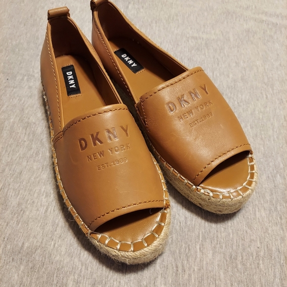 DKNY woman flats brown in Color, size 7.5 - Picture 2 of 3